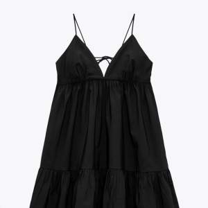 Super söt klänning från zara💗 använd cirka 2 gånger och utan defekter!☺️Frakt ingår i priset!