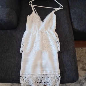 Lace dress - Ny Lace dress storlek 38 slt klnning från Gina Tricot. Perfekt till skolavslutning och studen