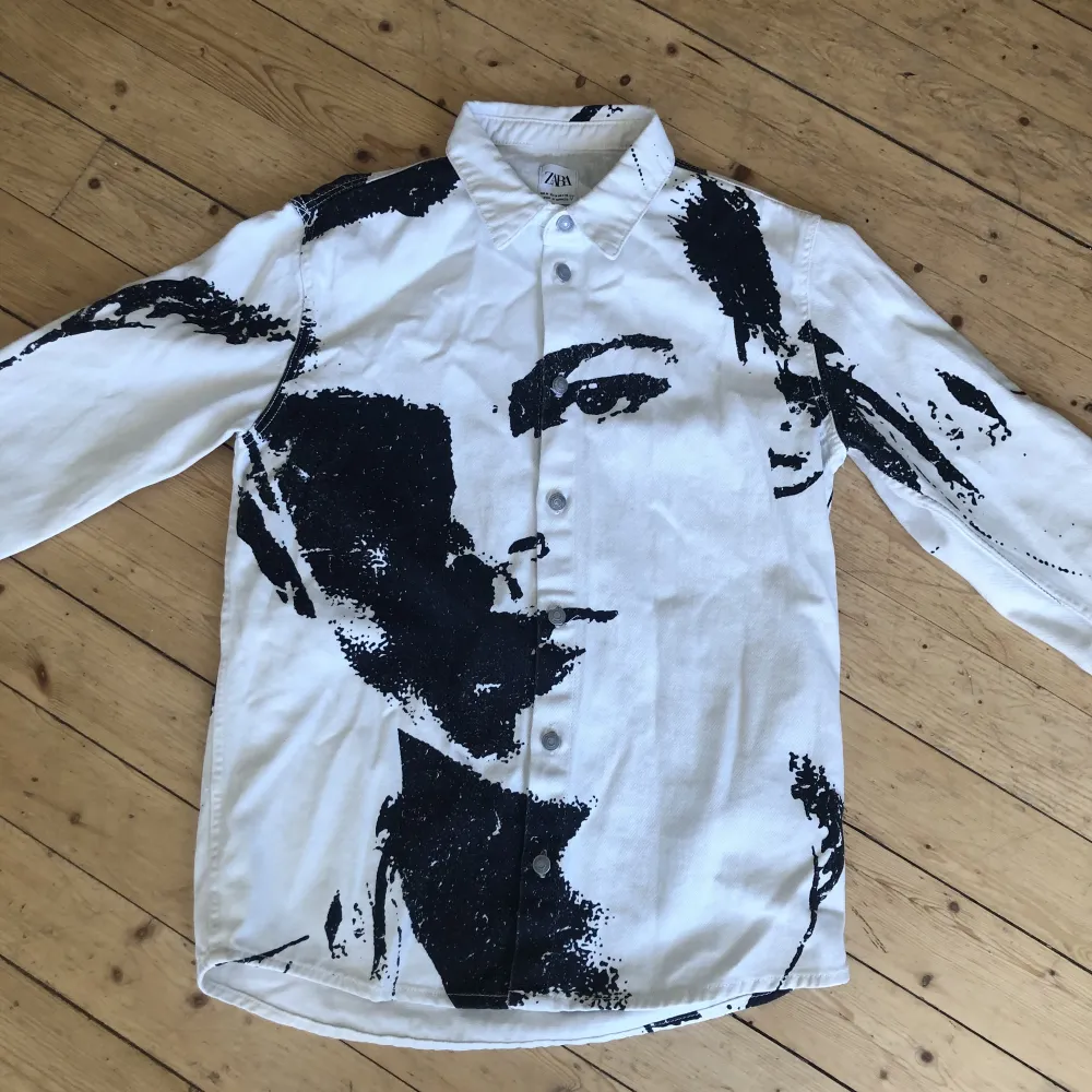 Riktigt fet overshirt köpt ifrån Zara. Köpt direkt från hemsidan och har aldrig använts. Jackor.