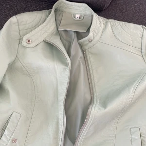 Poliestere jacka - Turkosgrön polyesterjacka storlek S/M. Den är nästan helt oanvänd men priset kan diskuteras! Den har jacka passar perfekt till våren eller sommaren💕