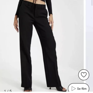 Nelly kostymbyxor  - Köpta på Plick men va lite för stora. Andra bilden är lånad av hon jag köpte av💞💞