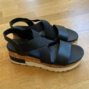 Sandaler - Ett par sommriga sandaler som jag köpte för några år sedan men bara använde en sommar, sedan blev de för små.  De liknar sneakers och har en väldigt fotvänlig sula. De sitter också fast bra på foten med banden. Hälen är 6.5 cm hög. Fraktar eller möst upp.