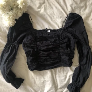 Fin blus / topp - Finaste toppen/blusen. Man får supersnygg midja.  Storlek M/L