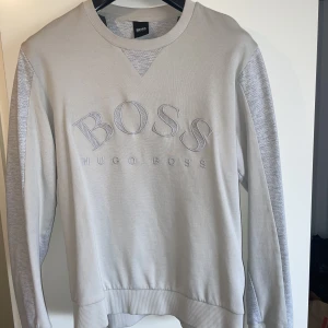 Hugo Boss sweatshirt tröja - Skick: 7/10 Storlek: M Säljs för att jag tömmer garderoben och behöver inte dessa!