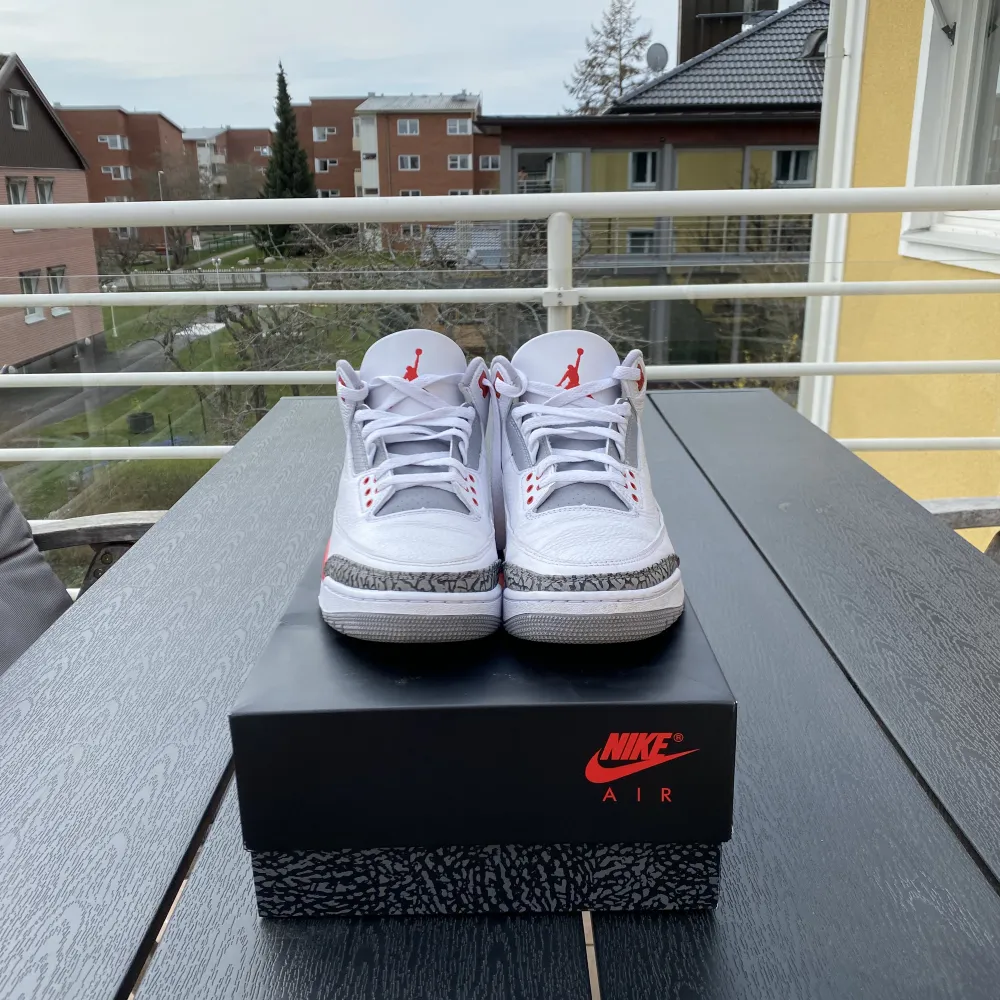 Knappt använda Jordan 3 Fire Reds. Skick 9.5/10. Storlek 43. Nypris 2700kr. . Skor.