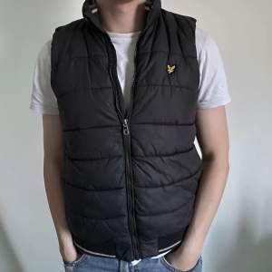 Lyle & Scott dunväst, bra skick. Passar mig med S/M