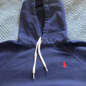 Polo Ralf Lauren Hoodie - Säljer denna fina hoodien då den inte passar mig i storleken. Knappt använd och  i ett väldigt fint skick! Kom privat innan du köper. Nypris 1995 kr