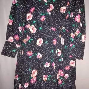 Märke :Influence Färg : Svart klänning /tunika med rosa blommor. Storlek : 24