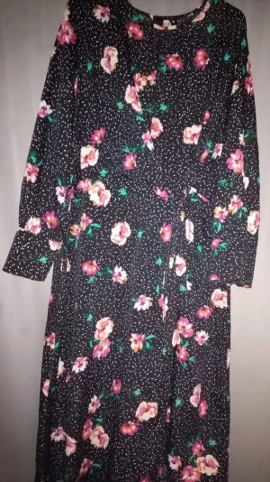 Klänning Influence  - Märke :Influence Färg : Svart klänning /tunika med rosa blommor. Storlek : 24