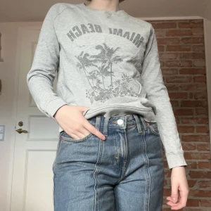 tjocktröja  - bra skick men trycket är lite bleknat