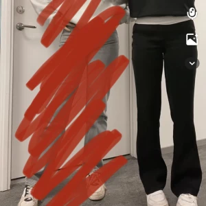 NA-KD kostymbyxor  - Säljer dessa kostymbyxor med en högre midja från NA-KD 💗dom är i bra längd för mig som är 169 Säljer då dom inte kommer till användning💗 Frakt tillkommer 