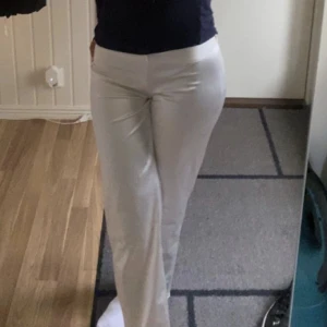 Sidenbyxor  - Sidenbyxor från Nelly köpt förra sommaren, endast använda 1 gång, jätte bra skick🩷