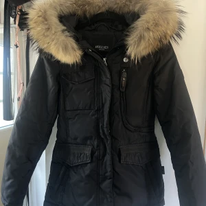 HOLLIES LIVINGO stl 32 - Inköpt vintern 2021, säljes pga för liten storlek. Äkta päls