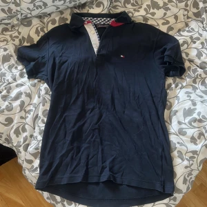 Tommy Hilfiger piké  - Piké tröja från Tommy Hilfiger. Använd fåtal gånger och är i väldigt bra skick. Pris kan diskuteras 