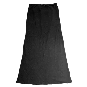 Svart maxikjol från Urban Outfitters - Superfin svart maxikjol från Urban Outfitters i linneblandning med söt rosettdetalj. Inköpt nyligen och endast använd max 1–2 gånger. Perfekt skick, inga defekter. Nypris: 660kr!