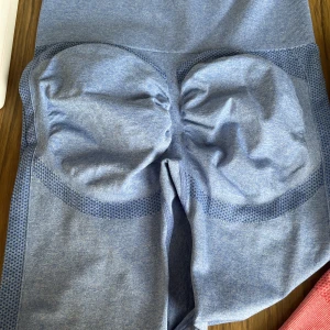 amazon träningstights  - helt nya ljusblå träningstights från amazon i strl L men små i storlek så passar s bättre, köpta för 250kr och säljer nu för 200kr betalning sker via swish!