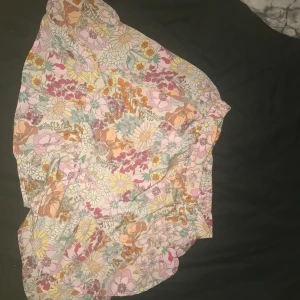 Kjol - Här är den perfekta somma kjolen☀️den är använd cirka två gånger och inte mer💓