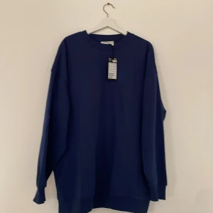 Sweatshirt - En marinblå sweatshirt från weekday i stl S, brislappen kvar aldrig använd. 