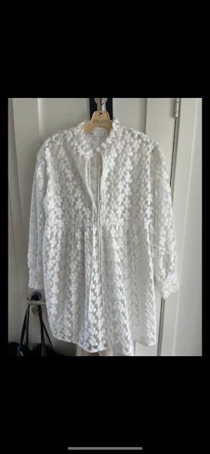 Vit zara klänning  - En perfekt studentklänning i storlek M 
