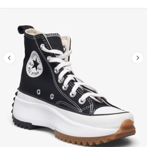 Converse.Run star-höga snikeakers  - Har använt dom bara 3 gånger sen har jag it använt dom köpte dom för 1 år sen dom ser ut som nya jag har kvar lådan till skolan.