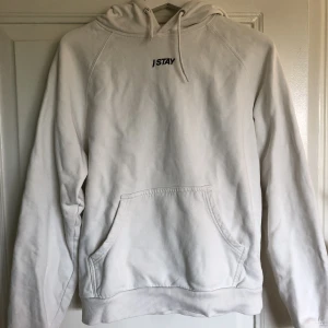 Stay Hoodie  - Säljer min vita stay hoodie som inte kommer till användning, är i bra skick. 