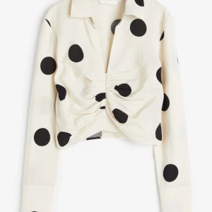 H&m blus skjorta topp storlek S - Prickig blus från hm. Aldrig använd. Storlek S.  Nypris 179:-