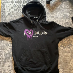 Palm Angels hoodie  - Palm angels hoodie i storlek M.  Väldigt bra skick använd kanske 5-6 gånger. Kan gå ner i pris vid snabb affär. 