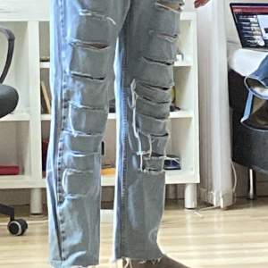 Tvärcoola ripped jeans från LEVIs. Osäker om de är design eller eftergjort. Köpte secondhand. Knappast använda och i perfekt skick:)) Hör av er om frågor