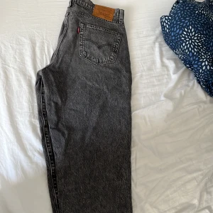Gråa Levi’s jeans - Helt oanvända, passade inte mig, lite avsmalnade längst ner på byxorna.