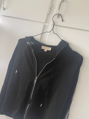 Michael kors kofta - Sparsamt använd kofta från Michael kors med luva Passar även S💗