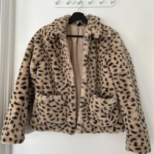 Fluffig jacka  - Fluffig leopard jacka från h&m 