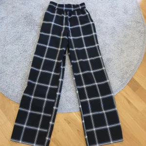 Rutiga byxor  - Ett par rutiga byxor ifrån monki💖💕