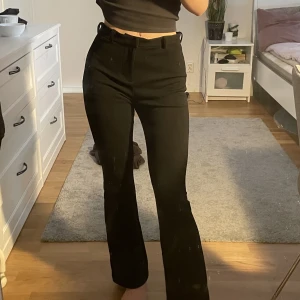 Två par kostymbyxor från VeroModa - Säljer två stycken kostymbyxor från VeroModa. Ena är i bootcut modell i storlek XS30 och är använd några gånger. Andra är i rak modell i storlek XS30 och är endast använd en gång. Köpte för 400 kr styck. Säljer båda för 450 kr, men kan även sälja separat.
