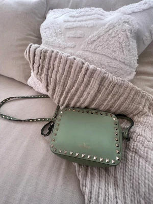 Valnetino camera bag  - Intressekoll på min SJUKT unika valnetino väska! Köptes i somras den är lite sliten med tanke på färgen men inget märkvärdigt! Den är svart på sidorna eftersom att jag lämnade in den på lagning❤️ har inte dustbag eftersom ja köpte på Plick men den är äkta!