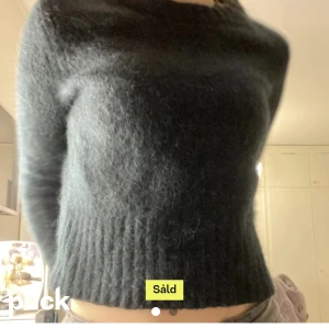 Stickad tröja - Jag säljer den här mörkgröna stickade tröjan som inte kommer till användning. Skriv för fler Bilder💘