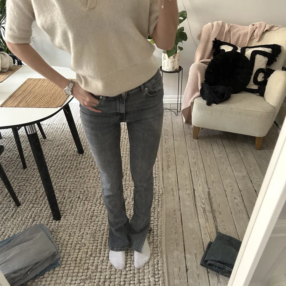 så snygga gråa jeans från zara med slits storlek 36 . Jeans & Byxor.