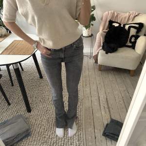 så snygga gråa jeans från zara med slits storlek 36 