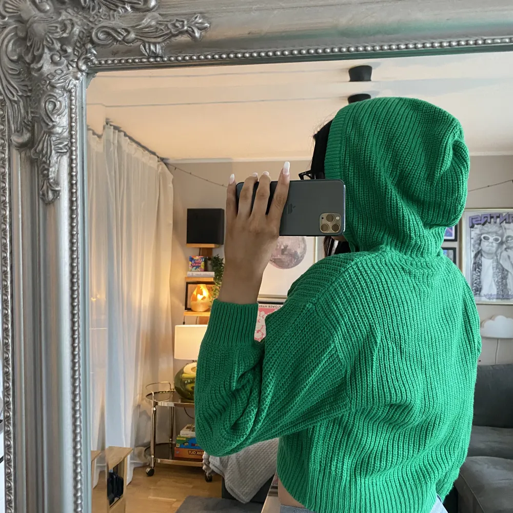 Så fin stickad grön stickad hoodie från H&M!!!! Använd Max 3 gånger 🧼🧼🧼. Stickat.