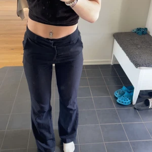 Svarta kostymbyxor bikbok - Snygga kostymbyxor från bikbok storlek 34