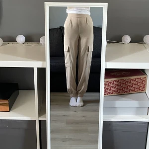 Beigea cargobyxor  - Otroligt sköna byxor, väldigt luftiga samtidigt som de sitter fint. Har resår bak vilket gör att det stretchar i midjan.