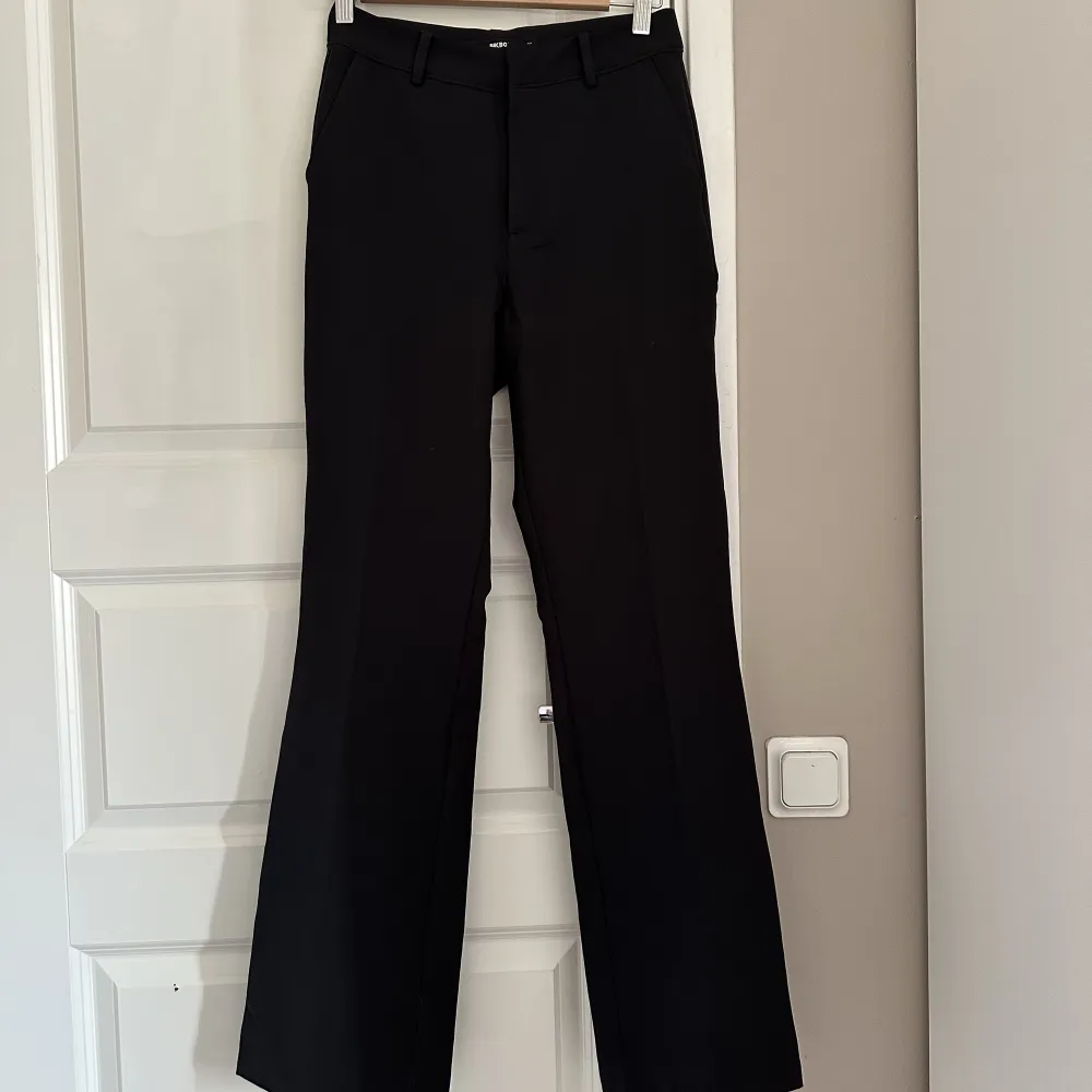 Svarta kostymbyxor från bikbok aldrig använda endast testade!. Jeans & Byxor.