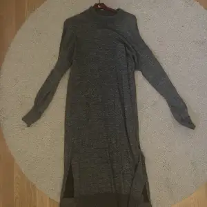 Grå stickad klänning - Ordinare från Lindex - Storlek M - Köparen betalar för frakt - Inga returer - Betalning via köp direkt 