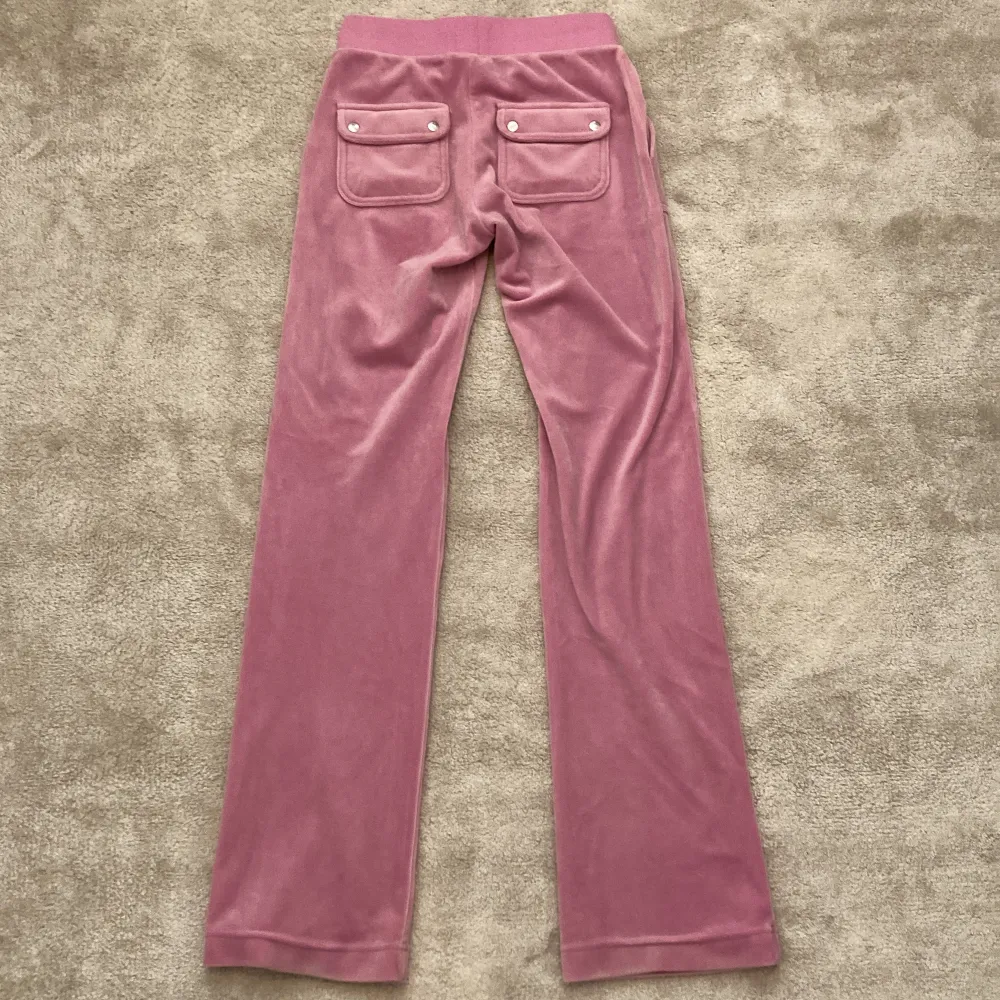 Dessa juciy couture byxor är i en härlig rosa färg. De är i ett väldigt bra skick då de bara används ett par få gånger! Inga skador och ser ut som nya. Storlek är xxs. De passar dig som är 150-160 cm lång! De har inte används på ett tag. . Jeans & Byxor.