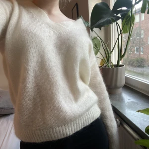 Stickad tröja - Jättefin stickad tröja som är v ringad! Den är lite genomskinlig och är storlek M men passar även mig som brukar ha S💕