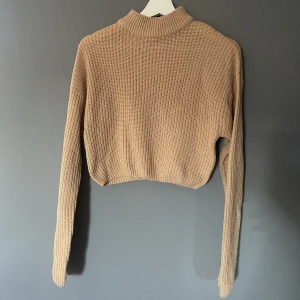 Stickad tröja - Orange/beige. Den är lite croppad.