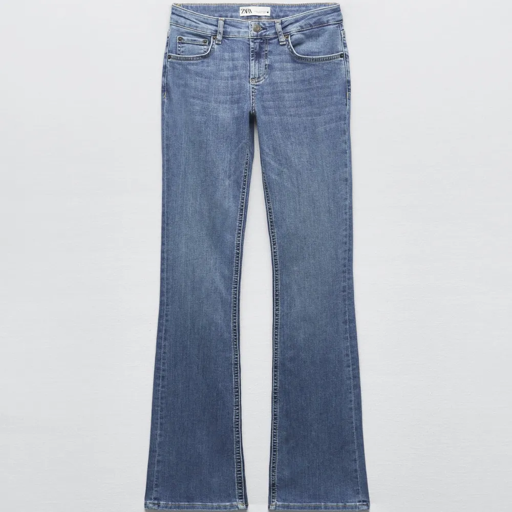 Skitsnygga ljusblå low waist jeans från zara i storlek 36. Endast använda fåtal gånger, säljer då de inte kom till användning. Skriv vid intresse, köparen står för frakten🤍🤍. Jeans & Byxor.