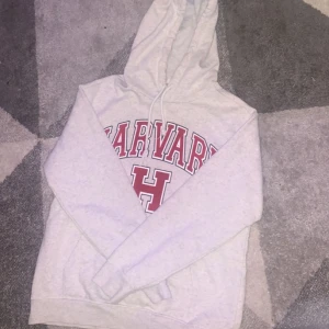 Säljer pågrund av oanvändning ✨ - Säljer en harvard hoodie, bra skick lagom tjock och bra i längd.