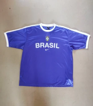 Vintage Nike Brasil Fotbollströja Retro - Skick 7/10, några små fläckar men inget som märks tack vare färgen.  ÄKTA, se produktkoden på sista bilden.
