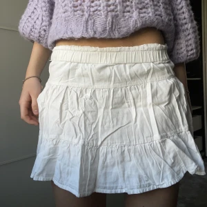 Vit kjol - Super fin kjol till sommaren, har vikt ner den övre sömmen, den är lite skrynklig då den varit i min garderob men stryks självklart innan den postas😍🌸🌸