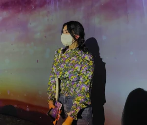 Blommig blus  - En tajtare topp med jättefint blommönster 